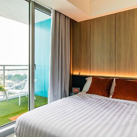 Azure Urban Beach Resort Manila By Radlett Bagian luar foto
