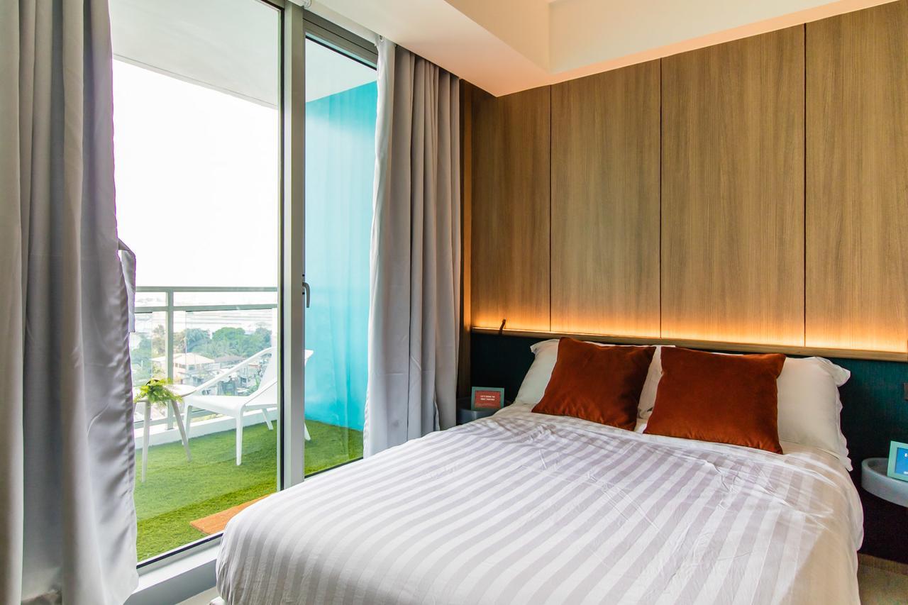 Azure Urban Beach Resort Manila By Radlett Bagian luar foto