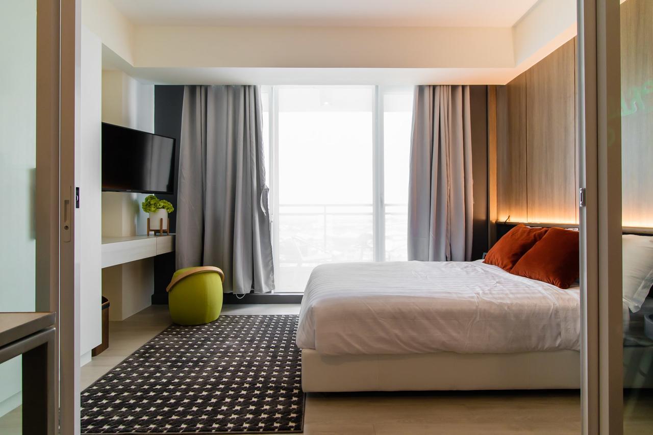 Azure Urban Beach Resort Manila By Radlett Bagian luar foto